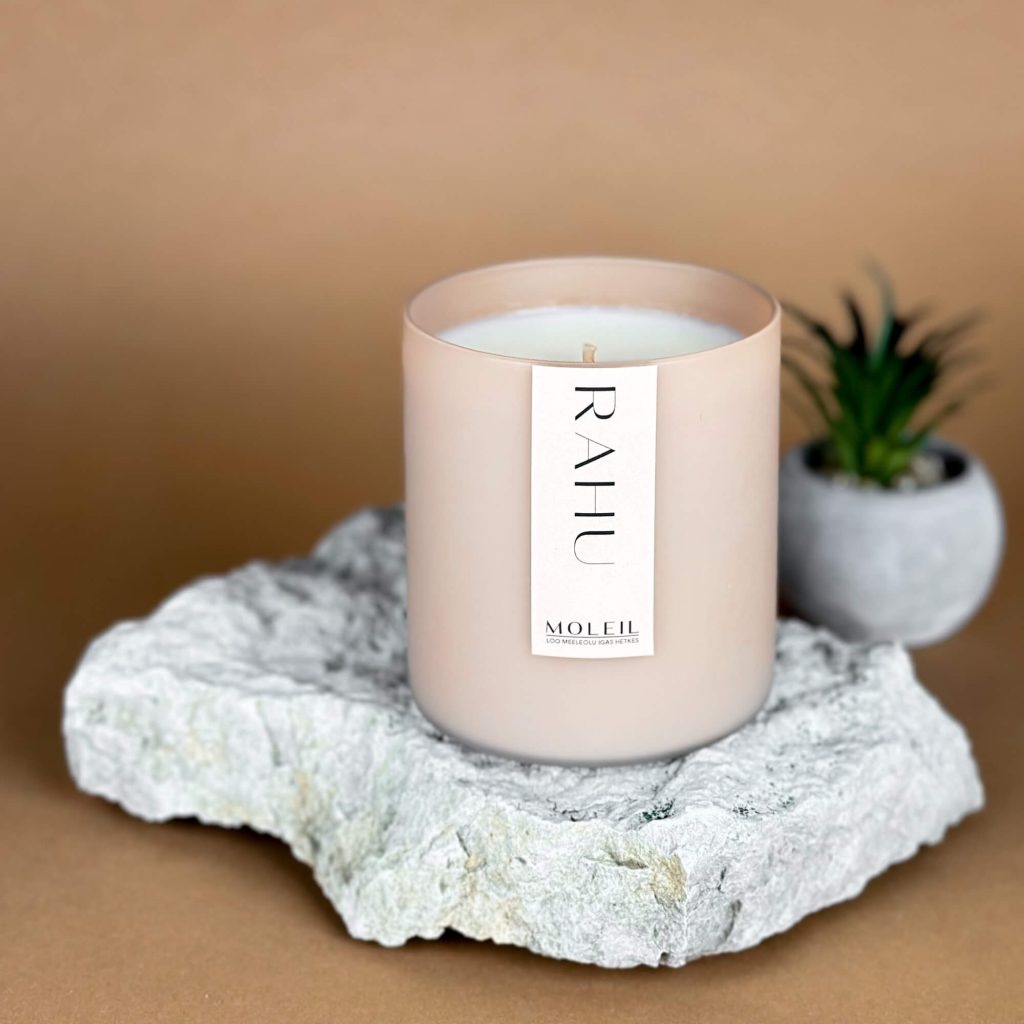 Sojavahast lõhnaküünal RAHU. 280 grammi, põlemise aeg 55h. Beež värv.