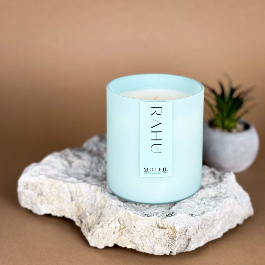 Sojavahast lõhnaküünal RAHU. 280 grammi, põlemise aeg 55h. Münt värv.