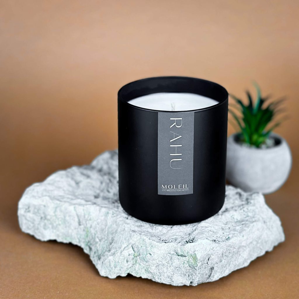 Sojavahast lõhnaküünal RAHU. 280 grammi, põlemise aeg 55h. Musta värv.