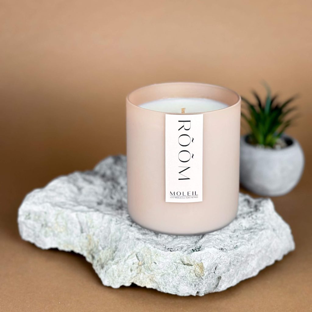 Sojavahast lõhnaküünal RÕÕM. 280 grammi, põlemise aeg 55h. Beež värv.