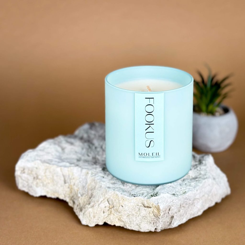 Sojavahast lõhnaküünal FOOKUS. 280 grammi, põlemise aeg 55h. Mündi värvi. Küünal toetab keskendumist, õppimist.