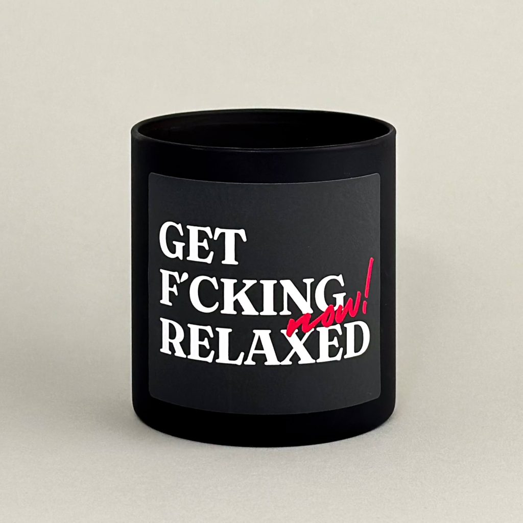 Kingitus meestele, kingitus isadepäevaks, humoorikas kingitus. Sojavahast käsitööna valminud lõhnaküünal "Get F'cking Relaxed Now" 280grammi, põlemise aeg ca 55h.