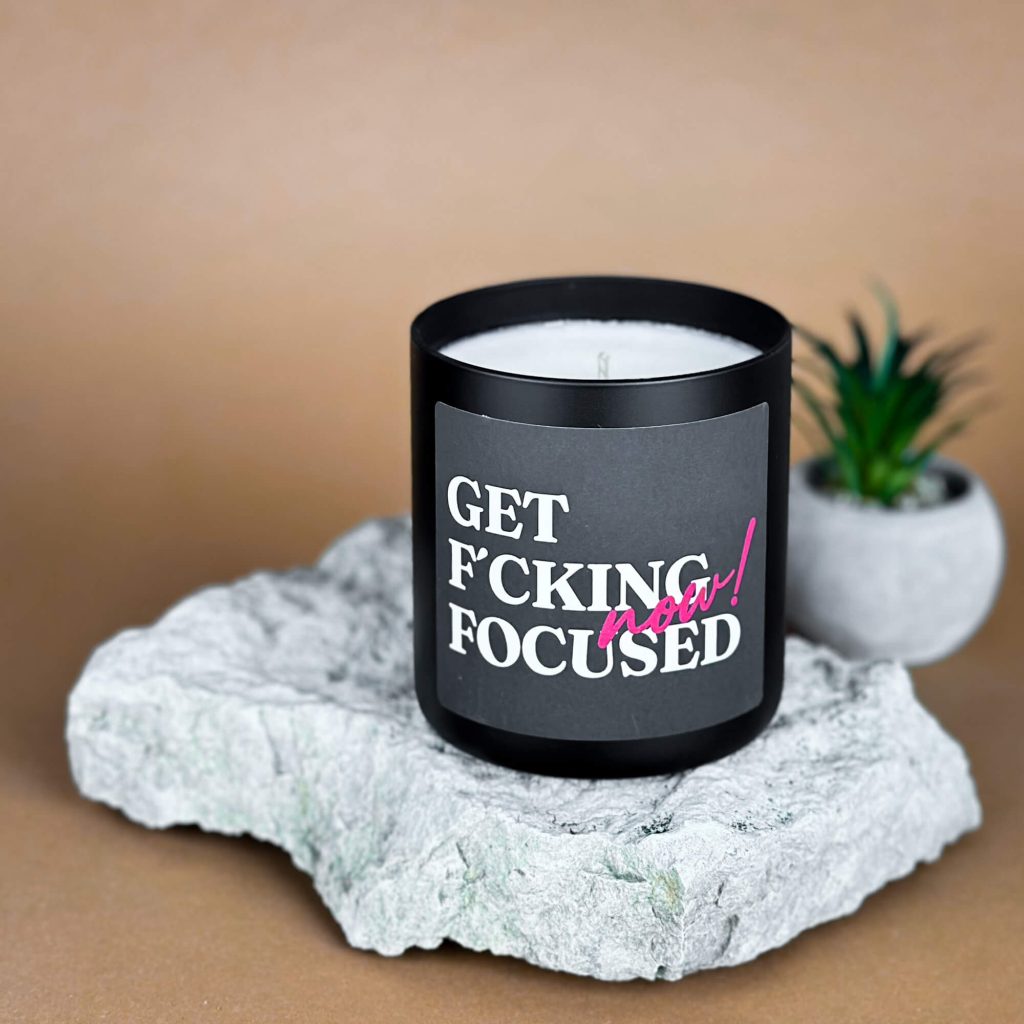 Sojavahast lõhnaküünal “Get F’cking Focused Now!”. 280 grammi, põlemisaeg kuni 55h. Mustas klaaspurgis. Küünal toetab keskendumist ja fookust õppimise ja töö ajal.