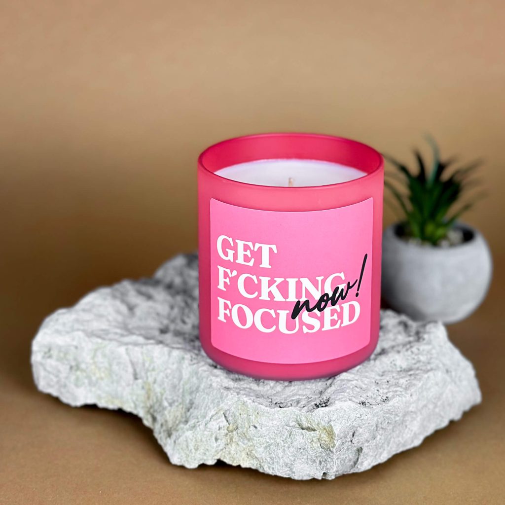 Sojavahast lõhnaküünal “Get F’cking Focused Now!”. 280 grammi, põlemisaeg kuni 55h. Roosas klaaspurgis. Küünal toetab keskendumist ja fookust õppimise ja töö ajal.