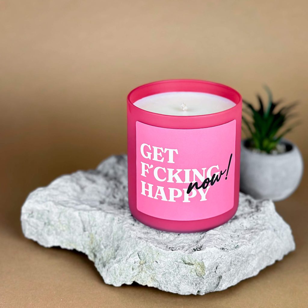 Sojavahast lõhnaküünal “Get F’cking Happy Now!”. 280 grammi, põlemisaeg kuni 55h. Roosas klaaspurgis. Küünal toetab positiivset meeleolu ja aitab tuua oma päeva rohkem kergust.
