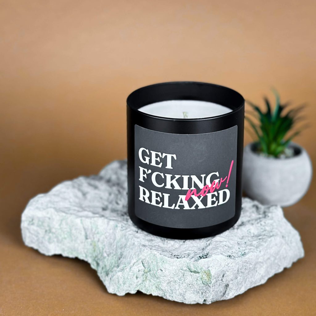 Sojavahast lõhnaküünal “Get F’cking Relaxed Now!”. 280 grammi, põlemisaeg kuni 55h. Mustas klaaspurgis. Küünal toetab stressi vähendamist ja lõõgastumist.