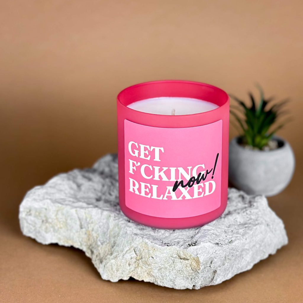 Sojavahast lõhnaküünal “Get F’cking Relaxed Now!”. 280 grammi, põlemisaeg kuni 55h. Roosas klaaspurgis. Küünal toetab stressi vähendamist ja lõõgastumist.