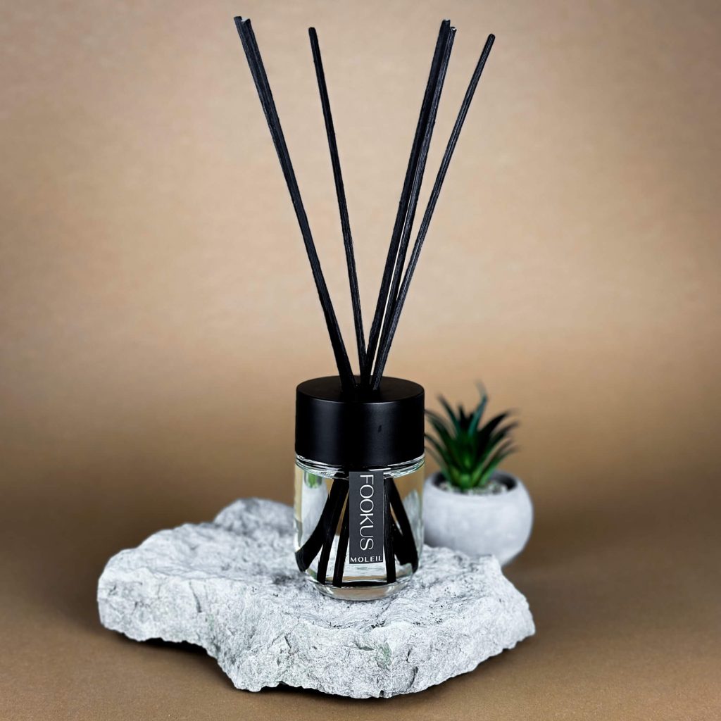 Kodulõhnastaja FOOKUS 100 ml klaaspudelis. Minimalistlik disain ja sidrunheina, tsitruseliste, ingveri ja geraaniumi lõhnasegu. Toetab keskendumist, fookust ja vaimset selgust.