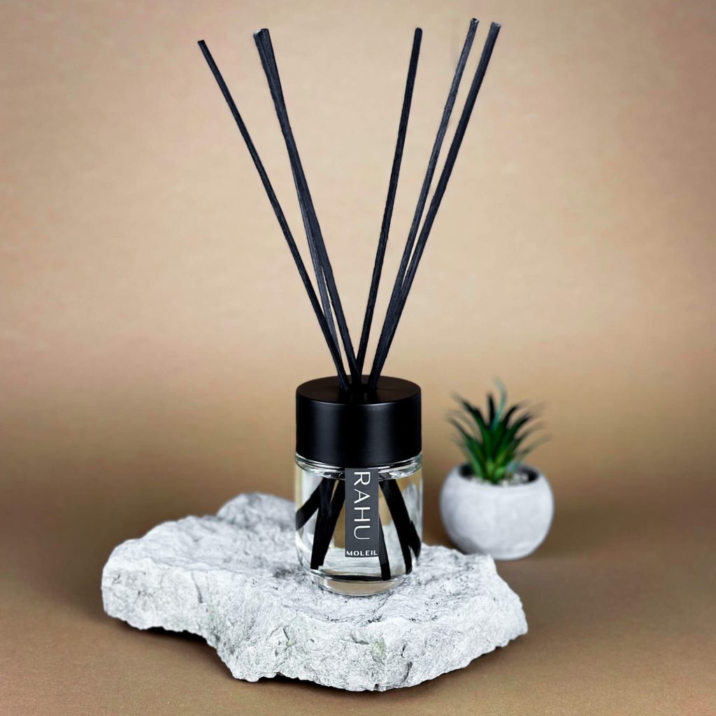 Kodulõhnastaja RAHU 100 ml klaaspudelis. Minimalistlik disain ja lõhnasegu lavendlist, kummelist, virsikust ja seedripuu nootidest. Toetab lõõgastumist, vähendab stressi ja loob rahuliku atmosfääri.