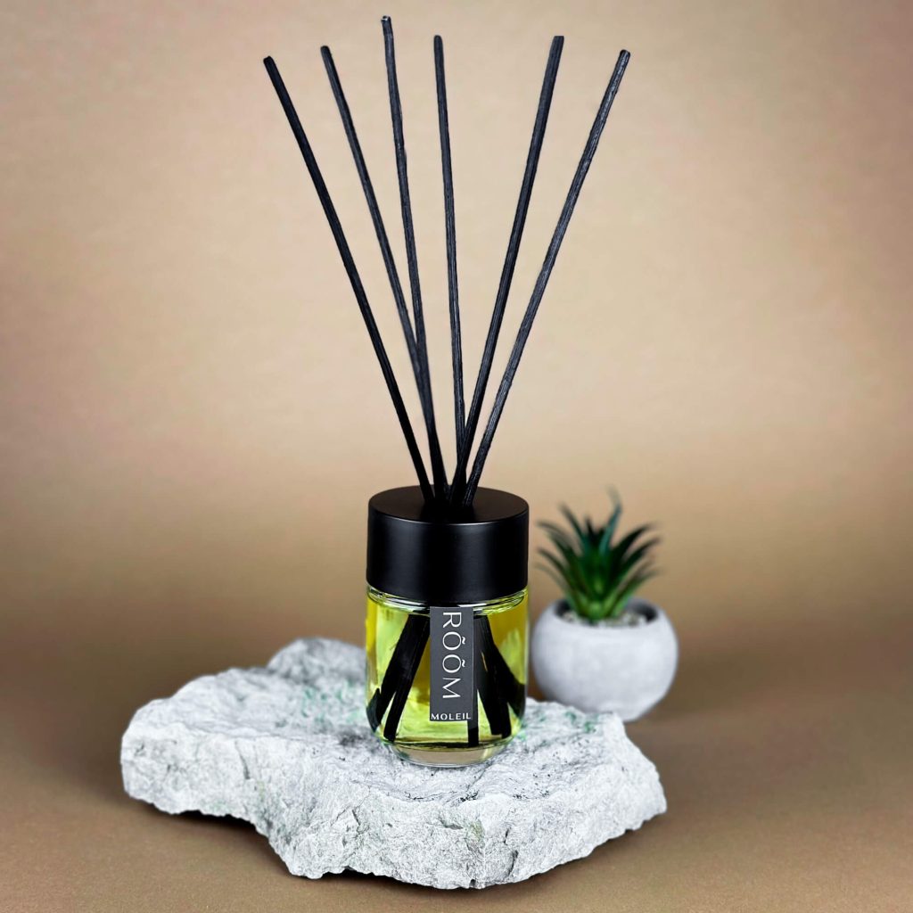 Kodulõhnastaja RÕÕM 100 ml klaaspudelis. Minimalistlik disain ja lõhnasegu apelsinist, jõhvikast, kaneelist ja sandlipuust. Loob positiivse meeleolu ja hubase atmosfääri.