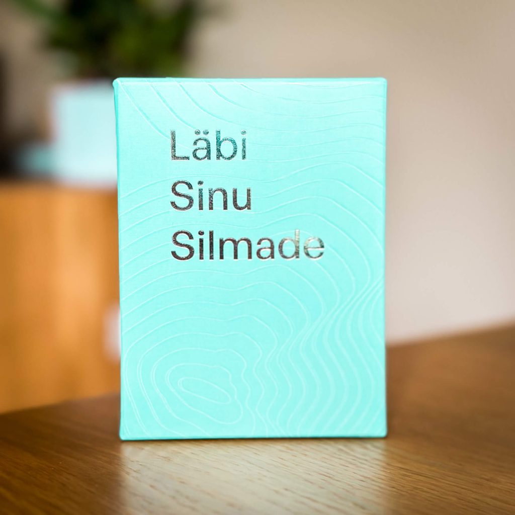 “Läbi Sinu Silmade” vestluskaardid lähedastega sügavate ja tähenduslike vestluste loomiseks. Karbis 40 küsimuskaarti, sobib kingituseks või teadlikuks ühenduseks paaride, sõprade ja pereliikmete vahel.